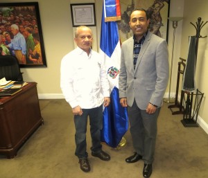El ministro de Salud Pública, Freddy Hidalgo, y el consul Félix Antonio Martínez