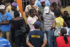 Oficiales de Migración cumplieron una disposición de no permitir el ingreso de haitianos indocumentados, lo que dio lugar a las protestas.