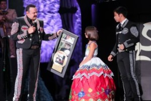Pepe Aguilar recibió un disco de oro por las altas ventas de su nuevo disco y aprovechó para presentar a sus hijos como nuevo dúo. - OCESA