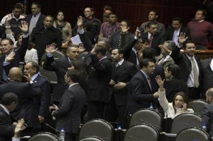 Esta reforma incluye la reelección de legisladores y alcaldes, la creación de una nueva autoridad electoral y dota de autonomía a la Procuraduría General de la República (PGR). (Foto: Notimex)