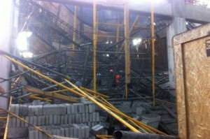 Al parecer el derrumbe se produjo en el tercer piso de la obra. (Foto: Medios locales)