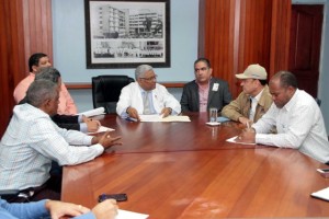 El ingeniero Miguel Pimentel y el doctor Rolando Báez, durante la reunión de trabajo con ingenieros y contratistas que tienen a su cargo la remodelación del hospital José María Cabral y Báez de Santiago.