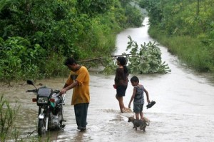 Al menos 47 mil familias damnificadas ha dejado las lluvias en Bolivia, sin embargo, el presidente Evo Morales ha asumido la responsabilidad de las pérdidas. (Foto: EFE)