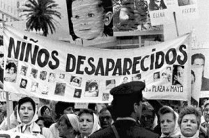 Los condenados fueron acusados de trasladar por la fuerza a niños de su grupo familiar a otro y su complicidad en el genocidio perpetrado durante la última dictadura cívico militar (1976-1983), indica el fallo. 