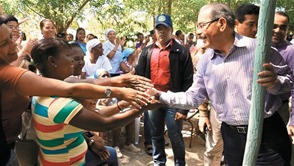 El presidente Danilo Medina saluda a mujeres de El Cacheo, de San Juan de la Maguana, la primera de varias comunidades visitadas ayer.