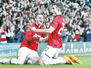 Persie (der.) celebra con Wayne Rooney. 