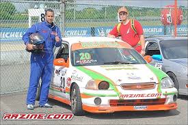 José Lora celebra con la bandera a cuadros durante una de las competencias del Campeonato de 2013.