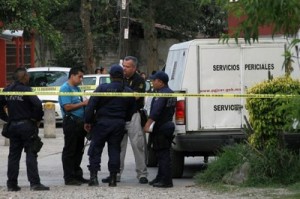 Donde se resguardaban los presuntos delincuentes se hallaron armas largas, equipo táctico, cartuchos y municiones. 