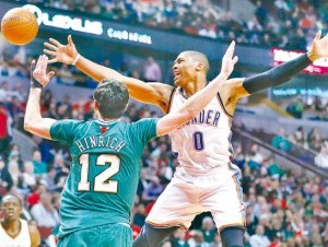 Russell Westbrook (derecha) lucha por el balón con Kirk Hinrich, de los Bulls. 