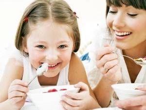 Cuando se habla de “apego seguro” es cuando a los infantes les dejan hacer cosas por sí solos, como lavarse las manos, comer, bañarse o vestirse. (Fuente Externa) COMPARTIR ESTA NOTICIA.