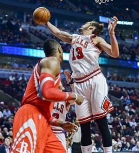 Ofensiva. Joakim Noah captura un rebote ante la mirada del centro de los Rockets Dwight Howard en acción del segundo periodo.