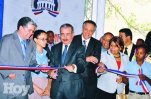 El presidente Danilo Medina corta la cinta que dejó inauguradas las escuelas.