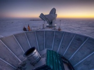 El Sol poniéndose detrás del telescopio BICEP2 (al frente) y el Telescopio del Polo Sur, en la Antártida. 