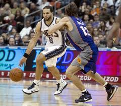 Deron Williams (der.), de los Nets, batalla por el balón con Norris Cole, de Miami. 