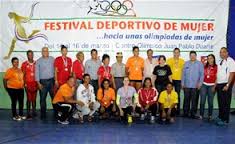 aime David Fernández Mirabal, Marcos Díaz, Bárbara Hernández, la ministra de Haití, Magalie Racine, la generala Teresa Martínez y Francisco Camacho junto a las atletas más destacadas del Festival Deportivo de Mujer 2014 en la ceremonia de clausura.