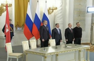 El presidente de Rusia, Vladimir Putin y los líderes de Crimea y Sebastopol tras la firma del acuerdo de adhesión. 