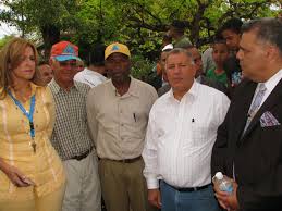 El alcalde Gilberto Serulle junto a otros funcionarios municipales.