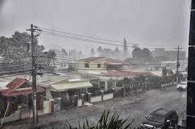 Lluvias acompañadas de granizos y fuertes vientos. 