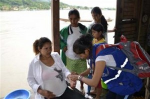 Los médicos se desplegaron por las numerosas comunidades inundadas por las intensas lluvias. 