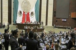 La Ley señala que votar en las consultas populares constituye un derecho y una obligación de los mexicanos para tomar las decisiones sobre temas de trascendencia nacional. 