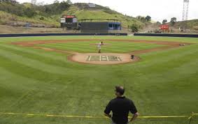 Un empleado de mantenimiento barrera cerca del plato del estadio Rod Carew de Panamá el martes, 11 de marzo de 2014, en Ciudad de Panamá. Los Yanquis de Nueva York enfrentarán a los Marlins de Miami el 15 y 16 de marzo en Panamá en dos partidos de pretemporada.