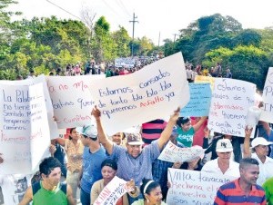 Moradores de Hato del Yaque y La Canela protestaron en medio de la carretera que comunica a Hato del Yaque con Santiago. (Ricardo Flete) - See more at: http://www.elcaribe.com.do/2014/03/11/comunidades-reclaman-agua-arreglo-calles#sthash.JvD5RT4i.dpuf