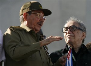 Gabriel García Márquez conversa con el presidente cubano Raúl Castro (izq.) el 2 de diciembre del 2006 durante un desfile militar en la Plaza de la Revolución de La Habana. García Márquez murió el jueves 17 de abril de 2014 en su casa en la Ciudad de México. (Foto AP/ ).