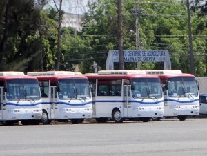 Las unidades están estacionadas en el patio de la Armada de la República Dominicana, donde un equipo de la compañía Magna Motors les da mantenimiento a cada una. Algunos de estos buses ya presentaban signos de deterioro, como ventanas rotas y áreas .