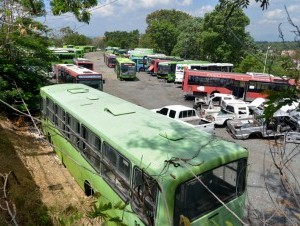 Decenas de unidades se encuentran inservibles en la sede principal de la Oficina Metropolitana de Servicios de Autobuses mientras esperan por 88 buses que debe entregar Opret.