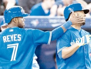 José Reyes, izquierda, bromea con Edwin Encarnación en un momento del partido de ayer ante los Medias Rojas. (AP ).