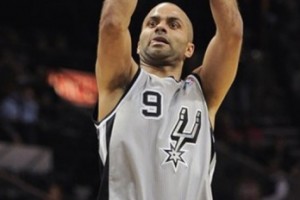  Tony Parker, de los Spurs de San Antonio, dispara durante el partido del viernes 11 de abril de 2014, frente a los Suns (ap).