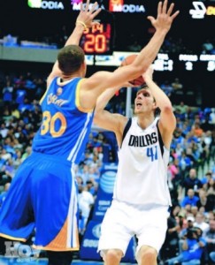 Dirk Nowitzki (41), de Dallas, anota un sobre ante Stephen Curry.