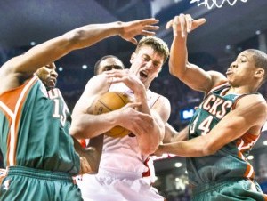 Tyler Hansbrough pelea un balón con Giannis Antetokounmpo y Chris Wright. (AP ).