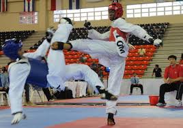 Luisito Pie, nativo de Bayaguana, propina una patada al mexicano Abel Mendoza, en el combate que ganó la medalla de oro el dominicano, en el Abierto de Taekwondo que se celebró en la “Casa del Voleibol del Centro Olímpico.