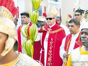 El cardenal López Rodríguez encabezó la procesión de los ramos. 