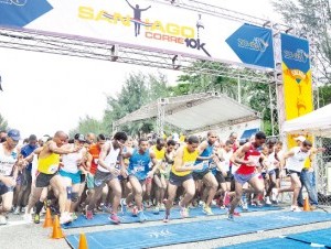 Salida de los participantes en Santiago Corre.