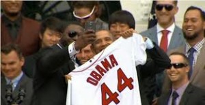 El jugador dominicano de los Medias Rojas, David Ortiz, centro, se toma un selfie con su compañero Johnny Gomes a las afueras de la Casa Blanca el martes, 1 de abril de 2014, tras una ceremonia con el presidente Barack Obama. 