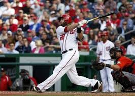 Jayson Werth, de los Nacionales de Washington,batea un cuadrangular de dos carreras en el tercer inning del partido contra los Marlins de Miami en el Nationals Park, el jueves 10 de abril de 2014, en Washington. Los Nacionales ganaron 7-1 y barrieron la serie de tres duelos