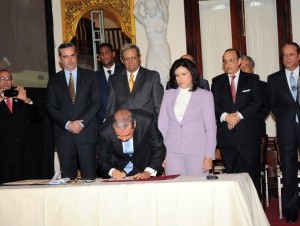 El presidente Danilo Medina firma el Pacto por la Educación durante un acto en el Salón Las Cariátides del Palacio Nacional, al cual acudieron funcionarios, líderes políticos, religiosos y representantes de la sociedad civil, quienes también firmaro.