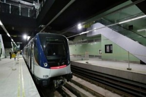 El sistema fue construido por la española FCC y la brasileña Odebrecht; tiene 13.7 kilómetros y 13 estaciones recorridas inicialmente por 19 trenes que transportarán a 45 mil personas. 