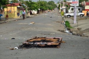 Los manifestantes quemaron objetos en las calles y las obstaculizaron con escombros.