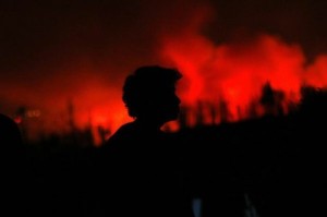 Unos mil 300 bomberos y brigadas aéreas y terrestres de Chile siguen trabajando para apagar las llama.