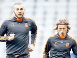 Karim Benzema (izq.) y Luka Modric durante las prácticas del Real Madrid. (AP ) .