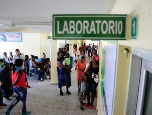 Decenas de pacientes aquejados de fiebre y dolores en los huesos acuden a diario al hospital municipal de los Bajos de Haina. 