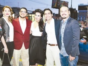 Héctor Valdez reunió en la premiere al elenco principal de la película. Cortesía: Vladimir Santos.