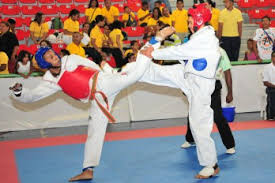 Un representante del equipo de Banreservas ataca a su adversario en un combate del abierto de Taekwondo. 