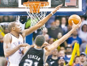 Kevin Durant y Tim Duncan en acción. 