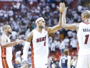 LeBron James felicita a Chris Bosh finalizado el encuentro. (AP ).