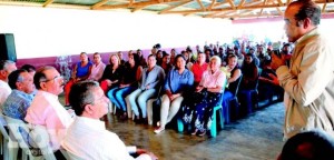 El presidente Medina compartió con caficultores y gente del pueblo.