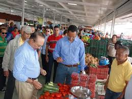 Consumidores compran en Merca Santo Domingo.